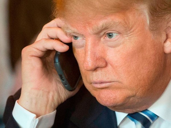 Д.Трамп разговаривает по телефону