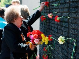 Ветеран возлагает цветы в День  Победы