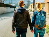 Молодая пара гуляет по улице