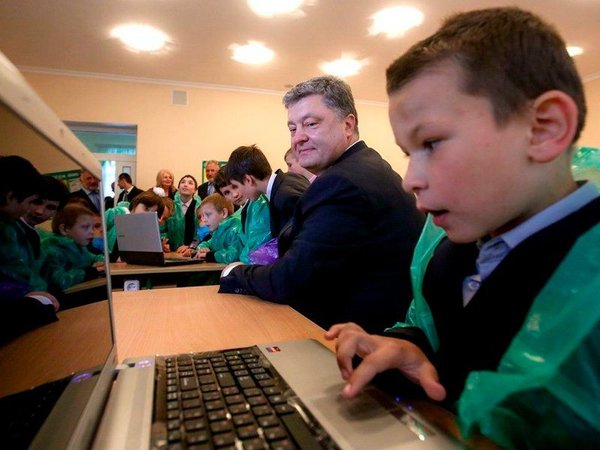 П.Порошенко с детьми в компьютерном классе