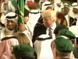 Дональд Трамп в Саудовской Аравии во время исполнения церемониального танца