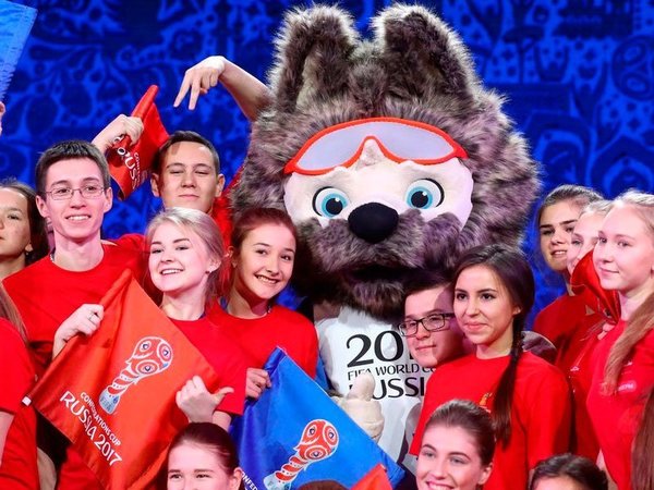 Символ ЧМ-2018 по футболу с волонтерами