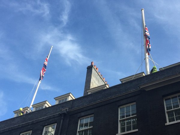 Флаги, спущенные в знак траура по погибшим в результате теракта в Манчестере