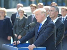 Дональд Трамп выступает на открытии брюссельского мемориала в честь жертв теракта 11 сентября 