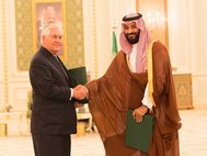 Госсекретарь Рекс Тиллерсон и министр обороны Саудовской Аравии Мухаммад ибн Салман Аль Сауд