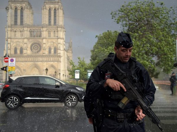 Полицейский у Собора Парижской Богоматери