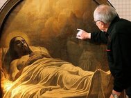Хранитель у картины Карла Брюллова «Христос во гробе»