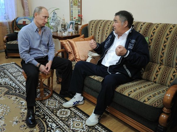 Владимир Путин навещает Амана Тулеева, проходящего послеоперационную реабилитацию
