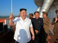 Ким Чен Ын наблюдает за ракетными стрельбами