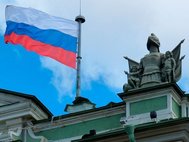 Флаг России на крыше здания