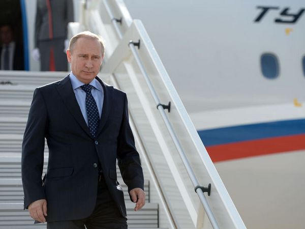 Владимир Путин на трапе самолета