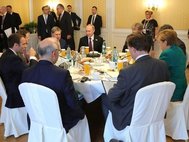 Рабочий завтрак с участием Владимира Путина, Ангелы Меркель и Эммануэля Макрона