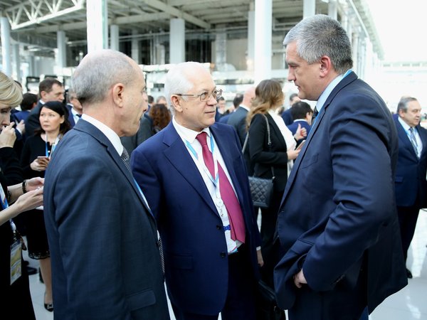 Глава Республики Крым Сергей Аксенов (справа) на Российском инфестиционном форуме в Сочи