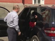 Владимир Путин открывает дверь машины