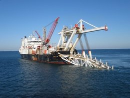 Судно Audacia прокладывает первую нить газопровода "Турецкий поток" у российского побережья. 7 мая 2017