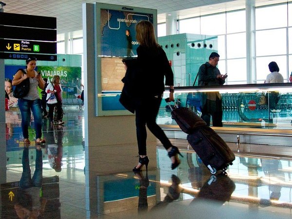 Аэропорт. Девушка с багажом