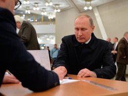 В.Путин голосует на выборах