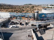 Стена, отделяющая лагерь палестинских беженцев от оливковой рощи и израильских поселений