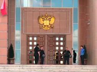 Вооруженные люди у входа Московский областной суд.
