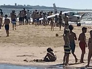 Приземление Cessna на пляже в Португалии