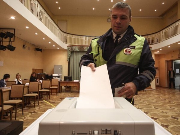 Голосование на избирательном участке в Москве