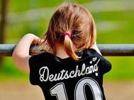 Ребенок с надписью Deutschland на футболке