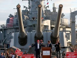 Дональд Трамп на линкоре ВМС США