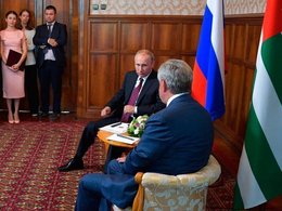 Владимир Путин и Рауль Хаджимба