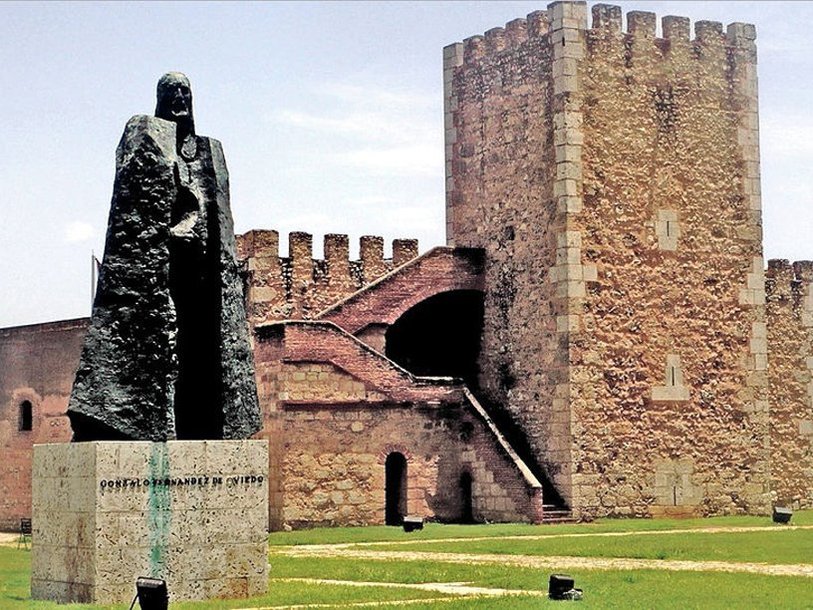 Памятник Гонсало Фернандесу де Овьедо перед крепостью Осама в Санто-Доминго