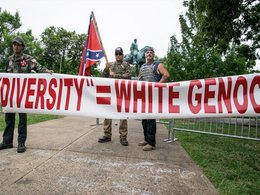 Демонстранты с плакатом против «белого геноцида»