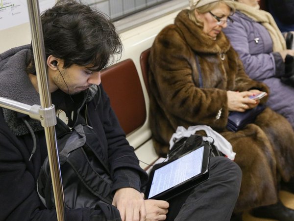 Пассажиры московского метро, пользующиеся бесплатным Wi-Fi