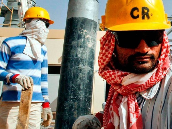 Саудовская Аравия. Рабочие на скважине по добыче нефти
