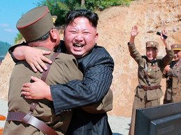 Ким Чен Ын во время испытательного запуска ракеты