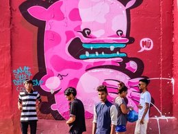 Подростки на фоне граффити