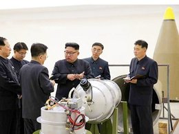 Ким Чен Ын осматривает новый ядерный заряд