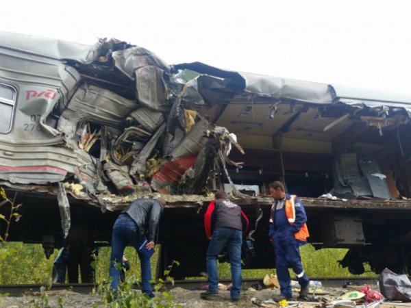 Последствия столкновения поезда с КамАЗом в Югре