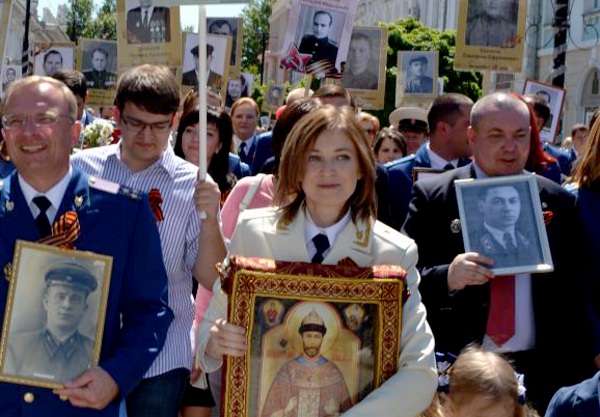 Наталья Поклонская с иконой Николая II во время акции "Бессмертный полк" в Симферополе. 2016