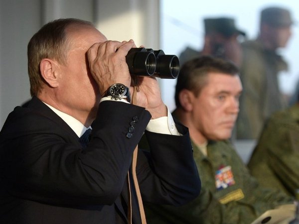 Владимир Путин наблюдает за учениями с командного пункта