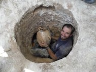 Сотрудник Управления по делам древностей Израиля Давид Танами (David Tanami) с кувшином
