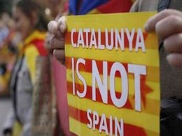Протестующие во время проведения референдума в Каталонии