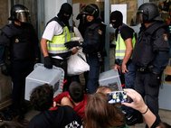 Испанская полиция на избирательном участке в Каталонии