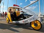 Велорикша с рекламой Яндекс Такси