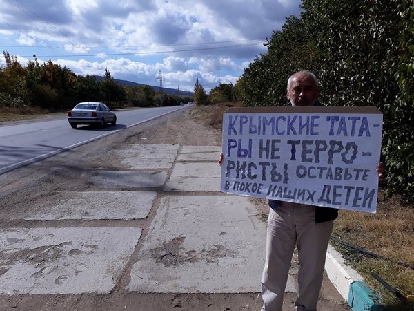 Участник пикета в Крыму