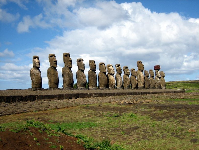 Аху Тонгарики на острове Пасхи. 15 статуй-моаи, восстановленных в 1990-е годы