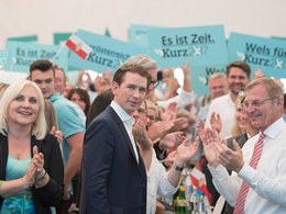 Себастьян Курц (в центре) на предвыборном митинг АНП