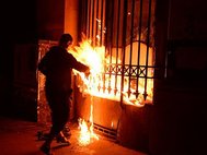 Петр Павленский поджигает здание Банка Франции
