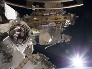Астронавт НАСА, бортинженер экипажа экспедиции МКС-53/54 Марк Томас Ванде Хей совершает выход в открытый космос