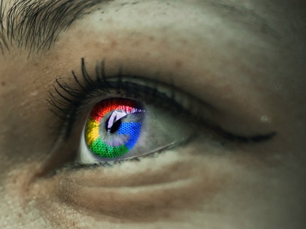 Логотип Google внутри глаза