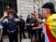 Протестующие каталонцы у полицейского участвка