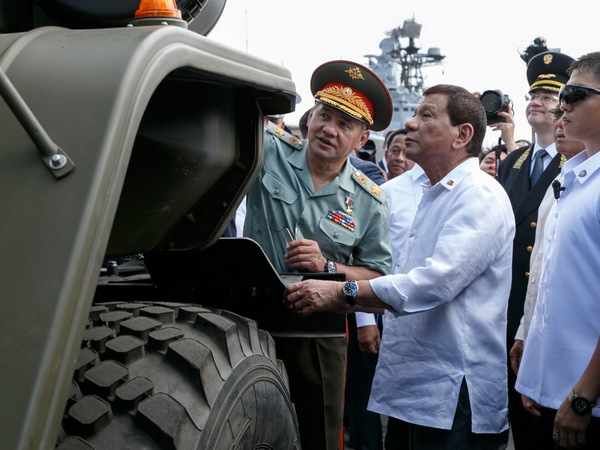Сергей Шойгу и Родриго Дутерте во время передачи партии военной продукции